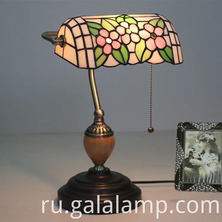 Европейские огни банка, художественные бары и кафе, ностальгические настольные лампы